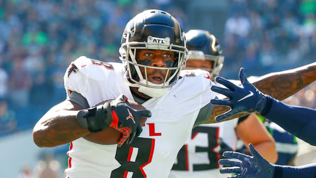 Falcons tight end Kyle Pitts runs with the ball during a game on Sept. 25, 2022.